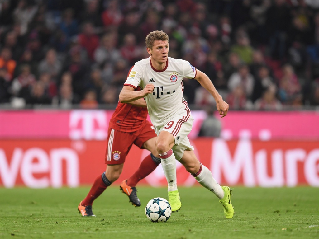 拜仁官方海报致敬传奇穆勒：捧起13座德甲冠军奖杯