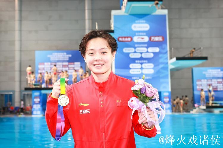 世锦赛女子3米板决赛：陈艺文与陈佳携手夺冠亚军